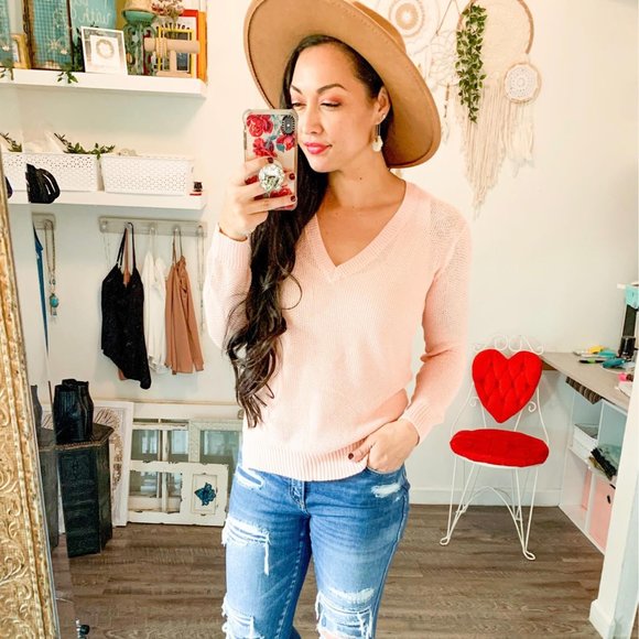 The House Of Gentry Sweaters - Blush Vneck Sweater